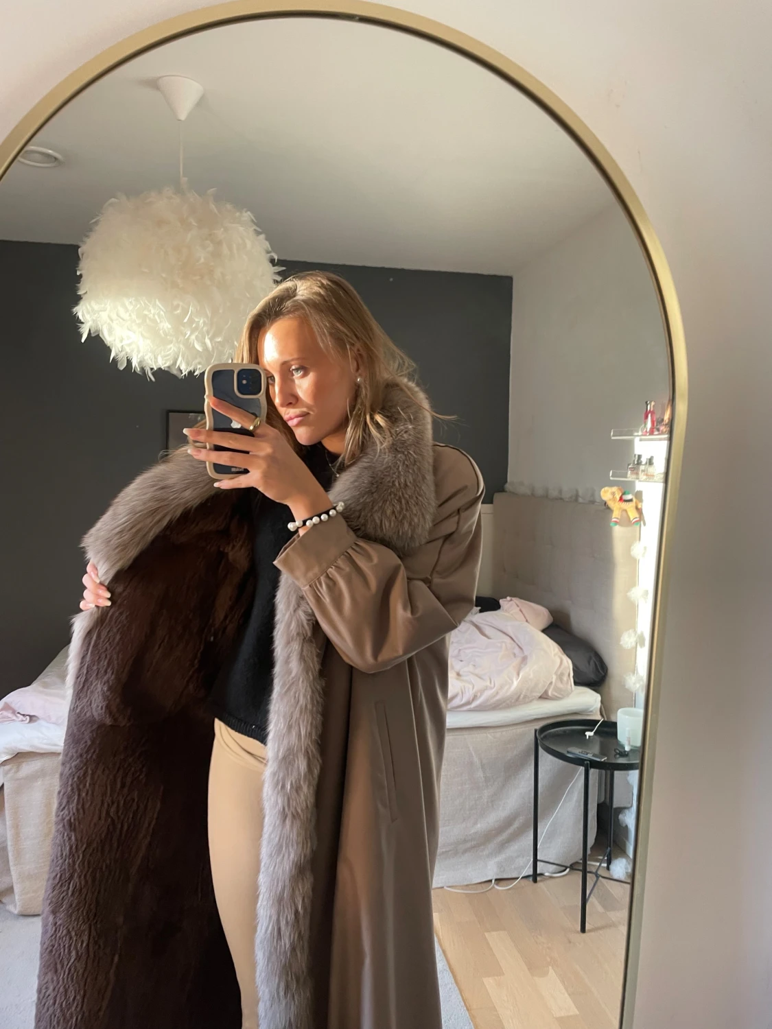 Beige lång kappa med pälsdetaljer - 3