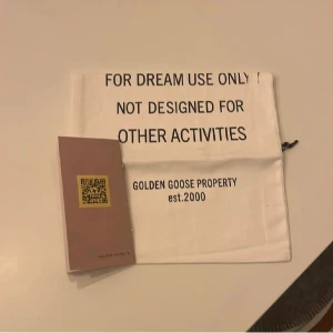 Golden Goose svarta sneakers med stjärna - Golden Goose sneakers i svart skinn med vit stjärndetalj på sidan och vit kant vid hälen. Klassisk låg modell med snörning och platt sula. Snyggt sliten look och GGDB/SSTAR-tryck på sidan. Kommer med originalpåse och certifikat. 2 små defekter vid hälarna dock inget som påverkar skon och inget som syns när du använder skorna. Priset är ej hugget i sten och är också öppen mot byten