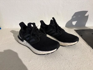 Adidas ultraboost 36 2/3 - Sparsamt använda adidas ultraboost. Några få promenader och någon enstaka löprunda. Det var för små för mig. Fint skick. 