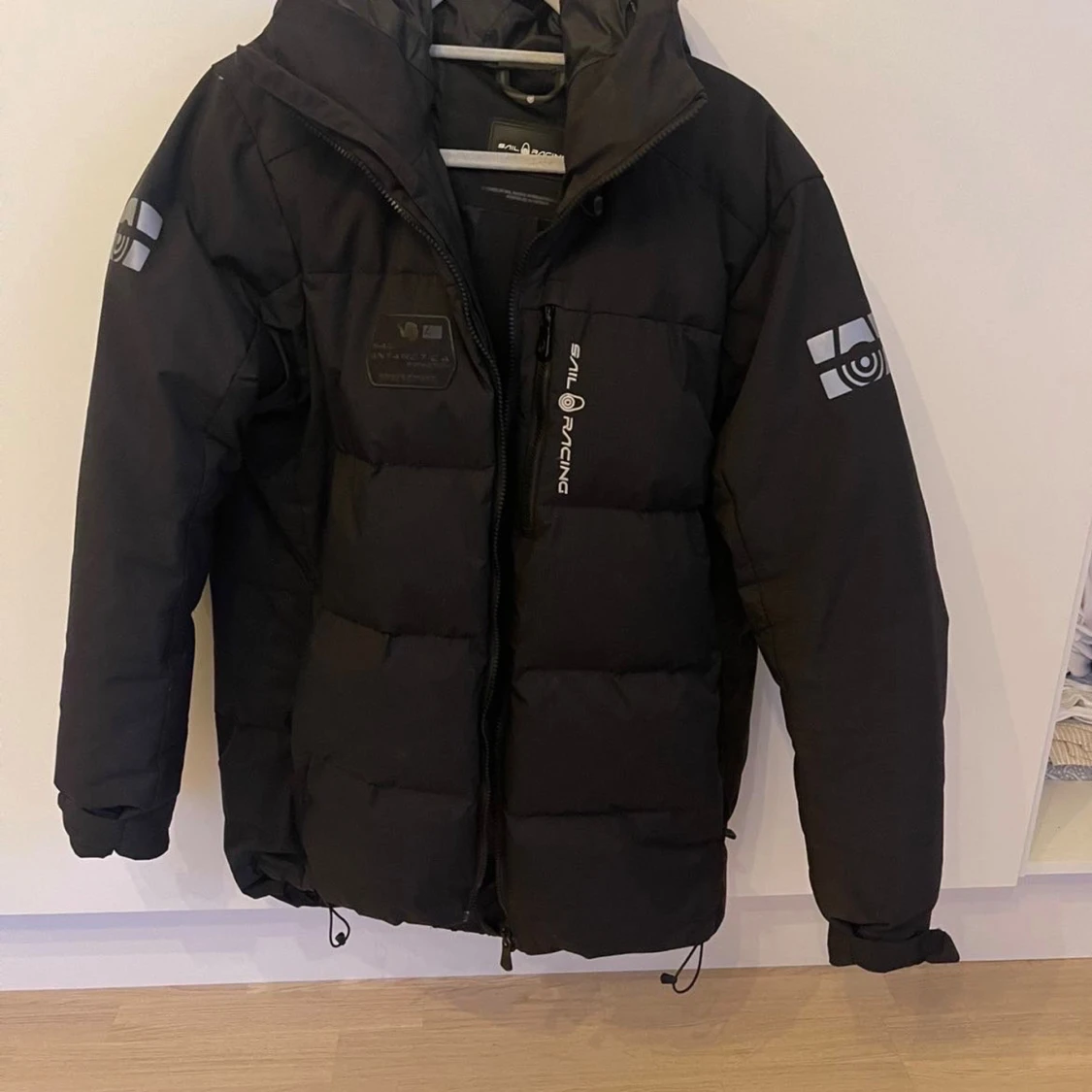 Svart Sail Racing dunjacka med huva - 1