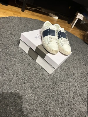 Valentino open  - Hej  säljer ett par Valentino open storlek 40. Lite små slita men annars fina  använda i 1 månad 