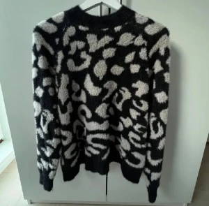Leopardmönstrad tröja - Mysig tröja med leopardmönster🫰Liten i storlek så passar storlek M/L bra! 