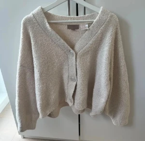 Beige kofta - Mysig beige kofta med mysigt material! Inga defekter alls men har blivit använd många gånger.