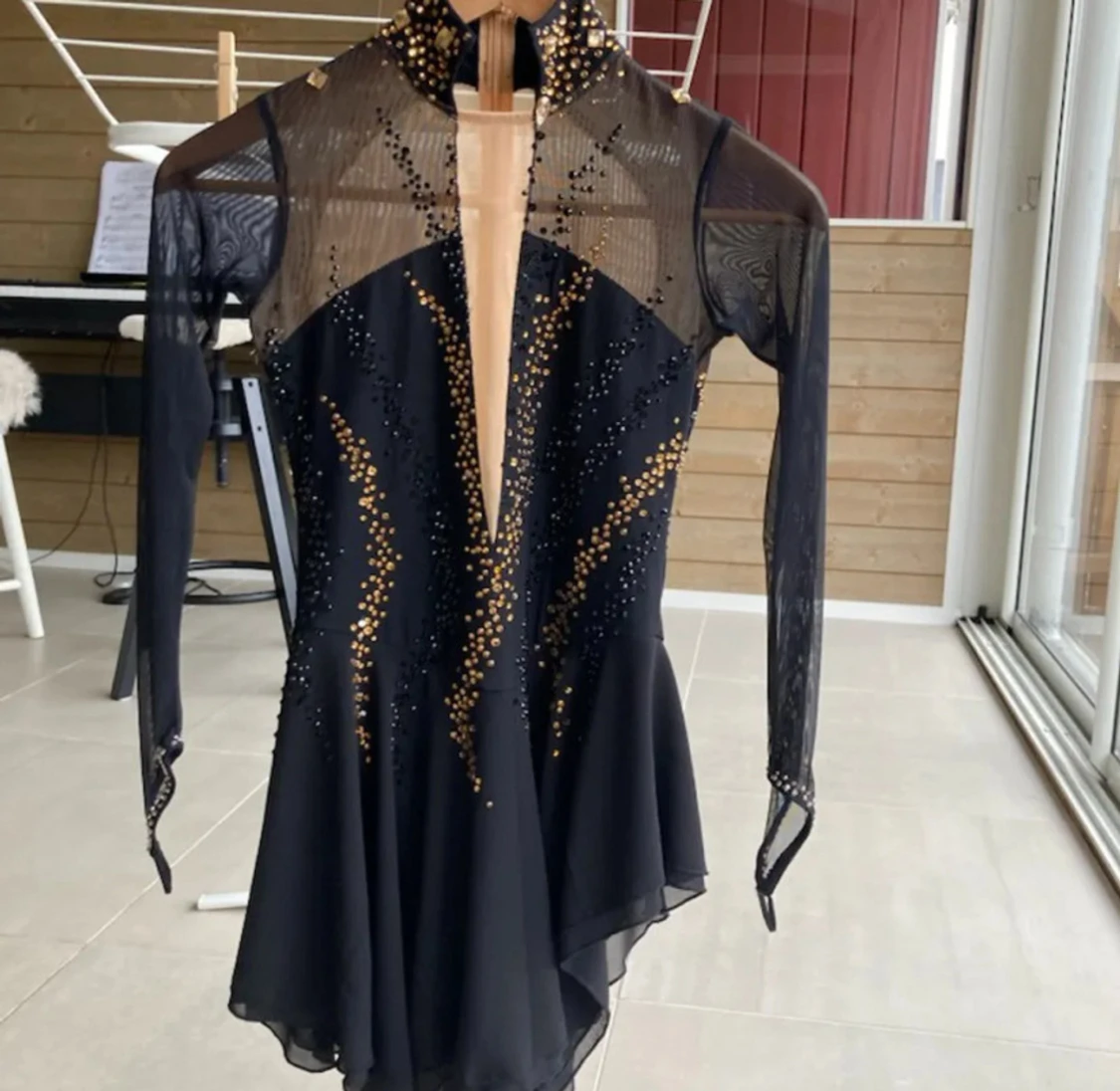 Svart konståknings klänning med guldiga detaljer💕 - 2