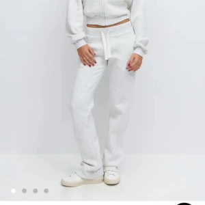 Low waist mjukisbyxor - Low waist helt nya med prislapp kvar nypris 329