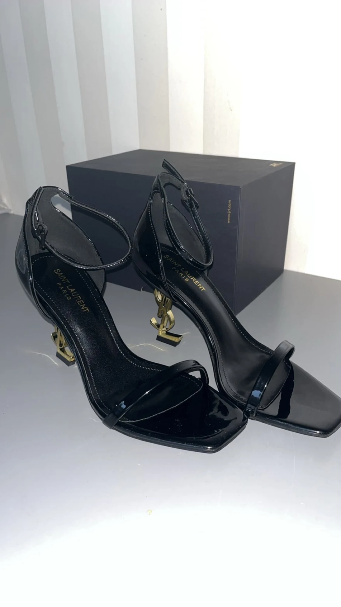 Saint Laurent svarta sandaler med YSL-klack