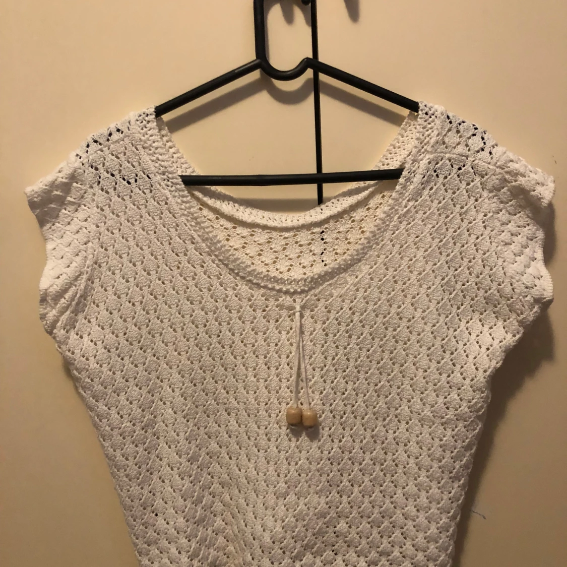 Vit virkad topp med knyt och pärlor