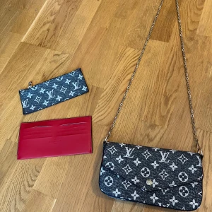 En fin svart väska - En fin svart väska väskan kommer med plånbok och korthållare. Helt ny oanvänd 