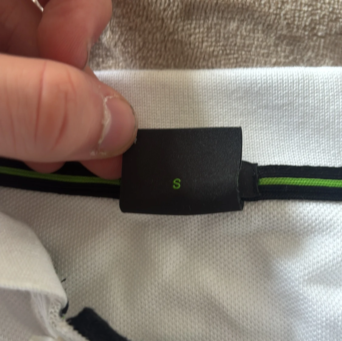 Vit piké från BOSS med svarta detaljer - 2