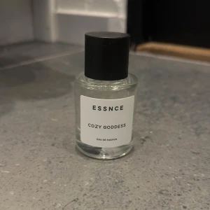 Essnce ”Cozy Goddess”  - Säljer Cozy Goddess från Essnce Perfekt för dig som vill ha en modern och trendig parfym i samlingen. Påminner om ”This is her” från Zadig & Voltaire! Helt oanvänd🤍
