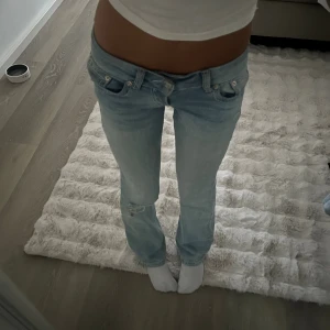 g Rise  - Jättesnygga g Rise som jag knappast använder, kostar 1400, I bra skick! Storlek xs. Lägg bud på jeansen!🩷jeansen har en slitning/hål på ena knät! 