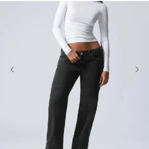 Low waist straight jeans - Super snygga svarta low waist straight jeans från Weekday. De är uppsydda från längd 34 till ca 32 men är inget som syns då det är sytt så att orginalsömmen fortfarande syns. Går även att sprätta upp om man vill få tillbaka original längden. De är knappt använda så i är i bra skick. Ordinarie pris är 690kr. 