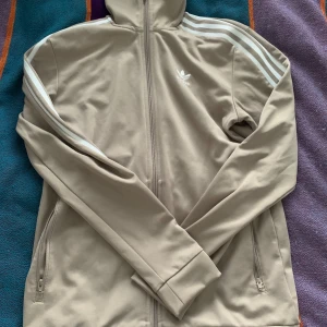 Adidas hoddie - Säljer min Adidasbyxor hoddie som är i bra skick, snabb affär bättre pris!