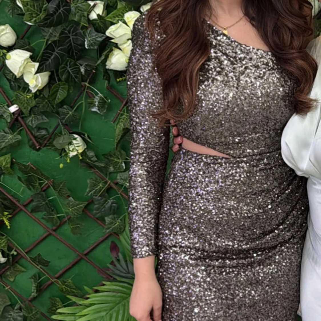 Glittrig silver långklänning oneshoulder - 2