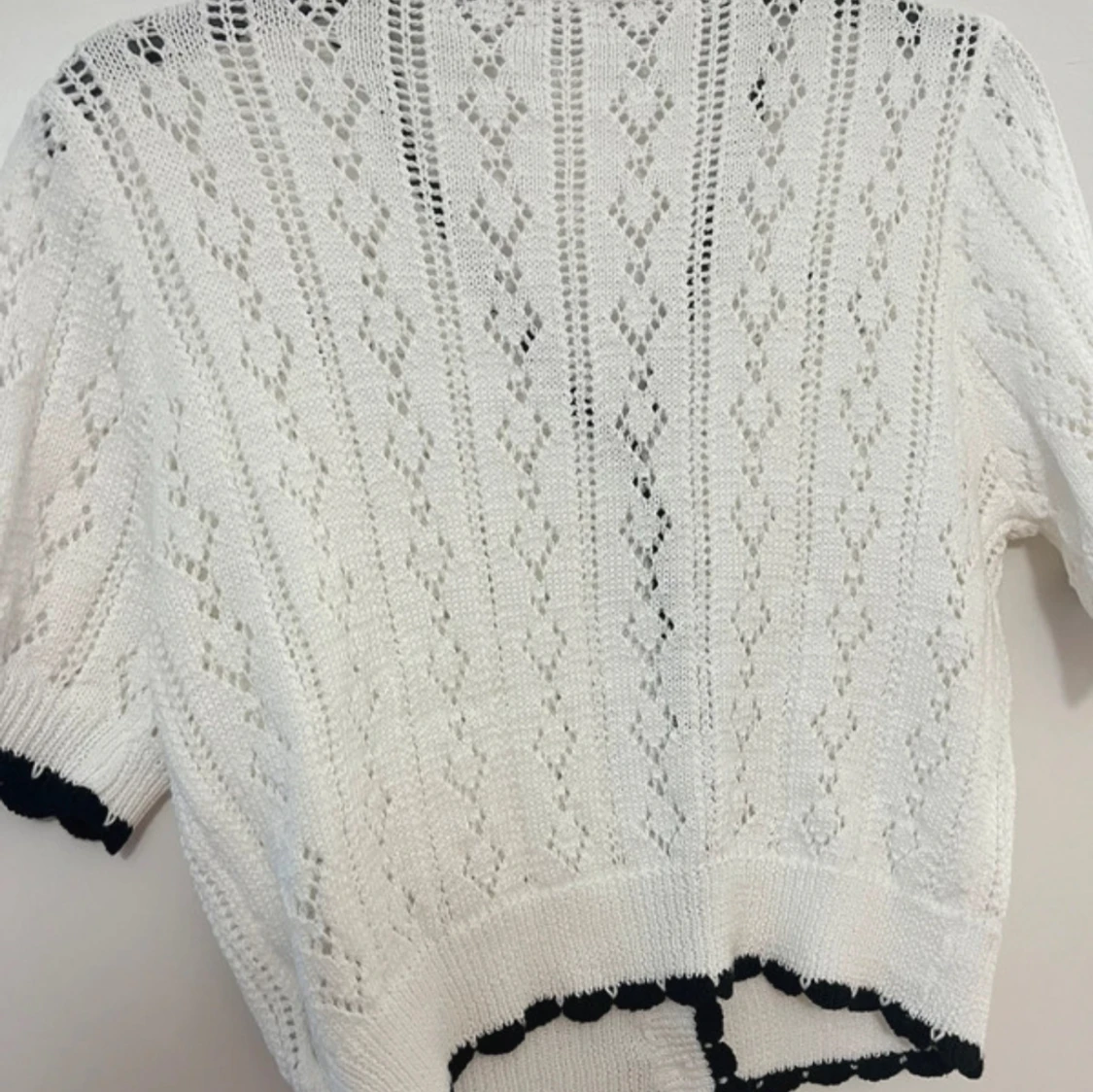 Vit stickad kofta med svarta rosetter - 3