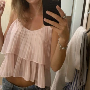 Ljusrosa linnetopp Bik Bok - Supersöt ljusrosa linnetopp från Bik Bok med tunna axelband och dubbla volanger. Storlek S men passar nog xs-m också