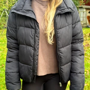  Vinterjacka - Fint skick, använd fåtal gånger!🍁Finns sminkfläclar vid kragen och fläck vid armen (se bild) som förmodligen går bort i tvätten!🫧🧼