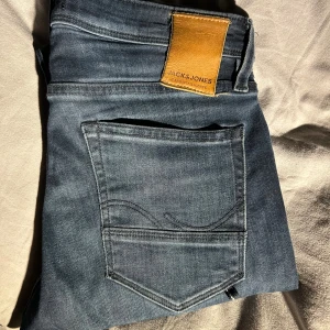 Jack & Jones jeans  - Säljer nu mina jeans i STORLEK W30 L30, jätte bra skick då de inte finns några defekter, säljer pågrund av att dem börjar bli för små. Jeansen är mörkblå med ljusare färg vid knä/lår
