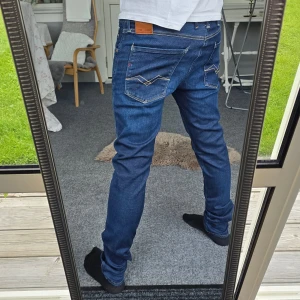 Replay jeans - Supersnygga Replay jeans I storlek 31. Skulle dock säga att de även passar de som har w32. De är som nya och är gjorda i Hyperflex, vilket är Replays dyrare modeller. Skriv om du undrar något! 🤩