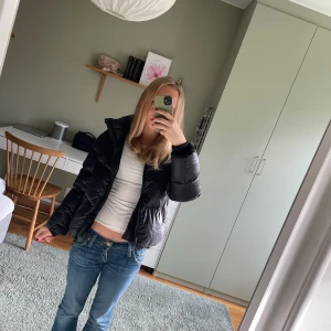 Jättefin jacka - Jättefin vinterjacka från 8848 altitude, knappt använd så i perfekt skick. Storlek 140 men stor så skulle säga xxs typ. Jag på bilden är 155. Nypris över 2000 mitt pris 550