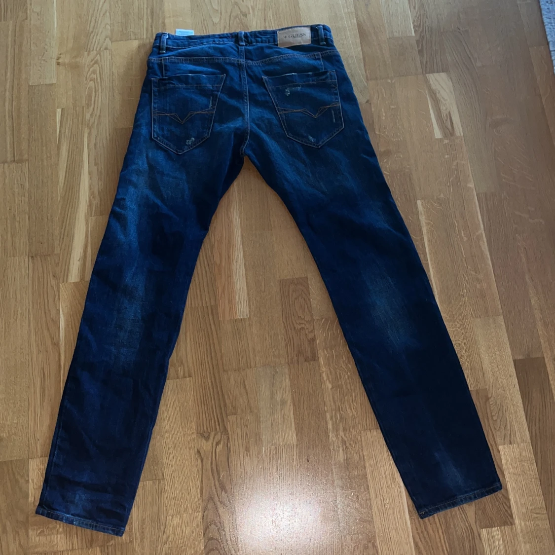 Mörkblå jeans från Guess, storlek 30/32  - 1