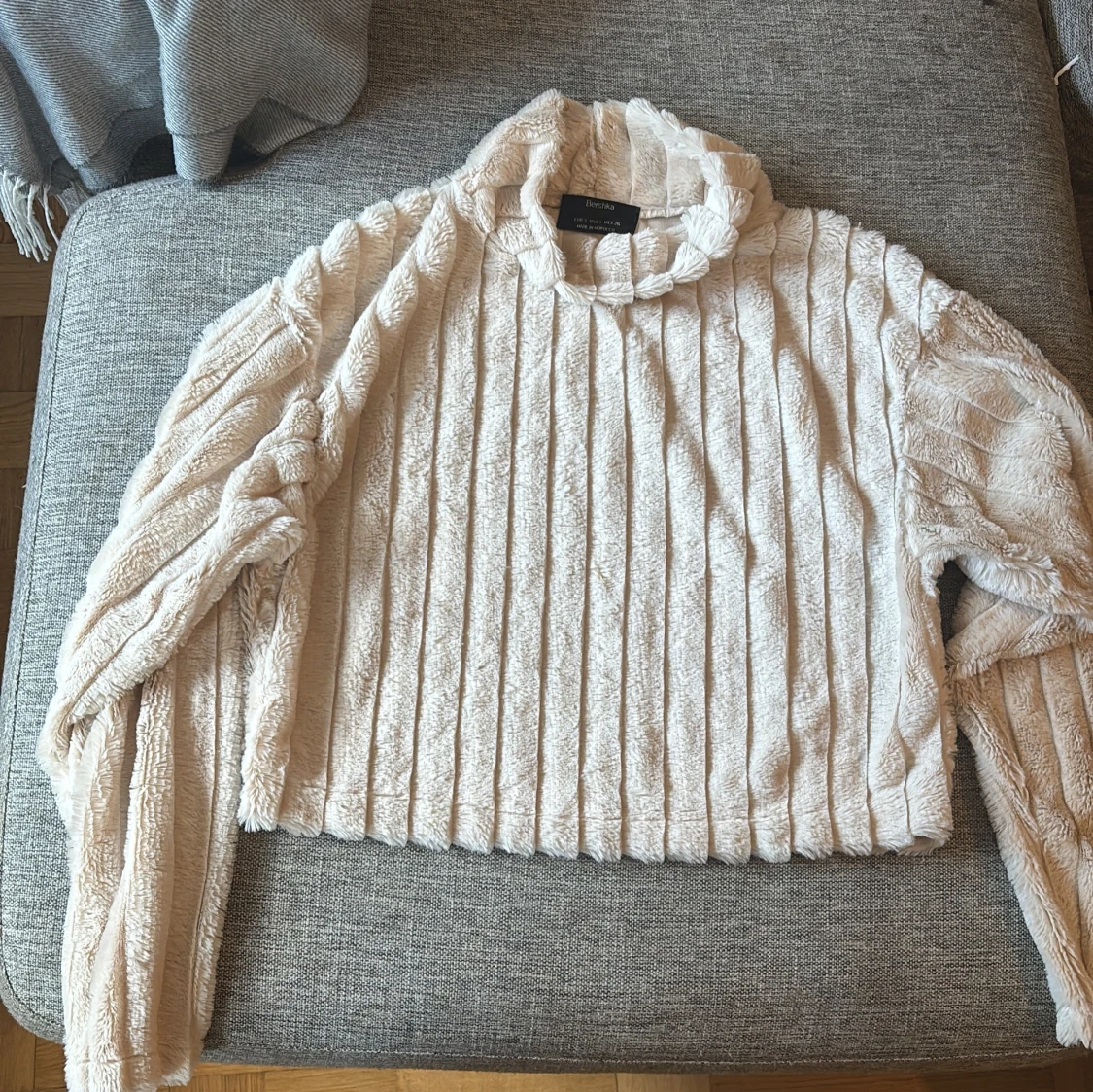 Beige fluffig tröja från Bershka