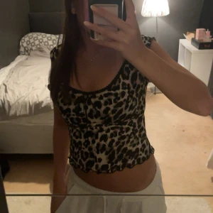 Leopard tröja  - Säljer denna tröja som jag aldrig använt; skönt och mjukt material 