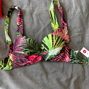 Färgglad bikini med tropiskt mönster - Snygg bikiniöverdel från Lindex i storlek M, Ny💖