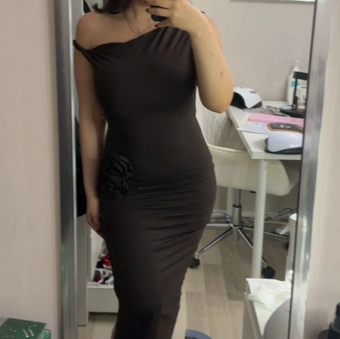 Brun långklänning med blomdetalj - 1