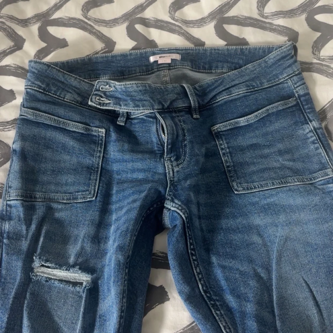 Blå bootcut jeans med slitningar - 2