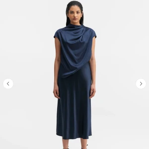 Halvards gallery - hana satin kjol blå - Helt ny kjol med prislapp kvar från Ahlvar gallery! Nypris 2395kr