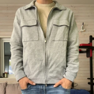 Grå zip overshirt  - Säljer en snygg overshirt från Dressmann i storlek L. Modellen är 183 och väger 75. OBS säljs inte längre