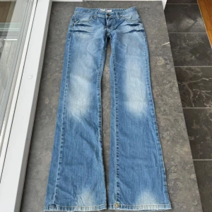 Lågmidjade jeans  - Jätte snygga jeans som tyvärr är försmå och har därför ingen bild på! Midjemått tvärsöver är 37cm, midjehöjden är 18,5cm och inerbens längden är 86cm. Finns ett jätte litet hål vid låret men inget som syns och är nog enkelt att sy igen. Utöver de är jeansen i väldigt bra skick☺️