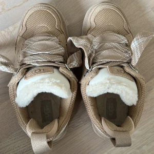 Lowmel uggs - Säljer dessa lowmel uggs, använt kanske 2 gånger, säljer då jag har andra vinter skor, har tyvärr tappat bort lådan och dom andra snörena🫶💕annars nästan helt som nya!