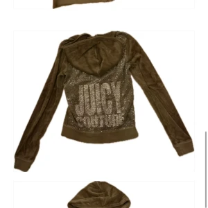 Brun velour hoodie Juicy Couture - OBS! Tie dye effekt - därför är färgen ojämn över tröjan - se bilder ⭐️Snygg brun hoodie från Juicy Couture i mjuk velour med glittriga paljetter och stor logga på ryggen. Tröjan har huva, dragkedja framtill och två fickor. Perfekt för dig som gillar comfy och glam i ett.
