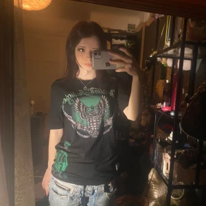 Christan audigier t-shirt - Vacker christan audigier (ed hardy) tröja med rhinestones och coolt motiv på framsidan💚inga defekter 