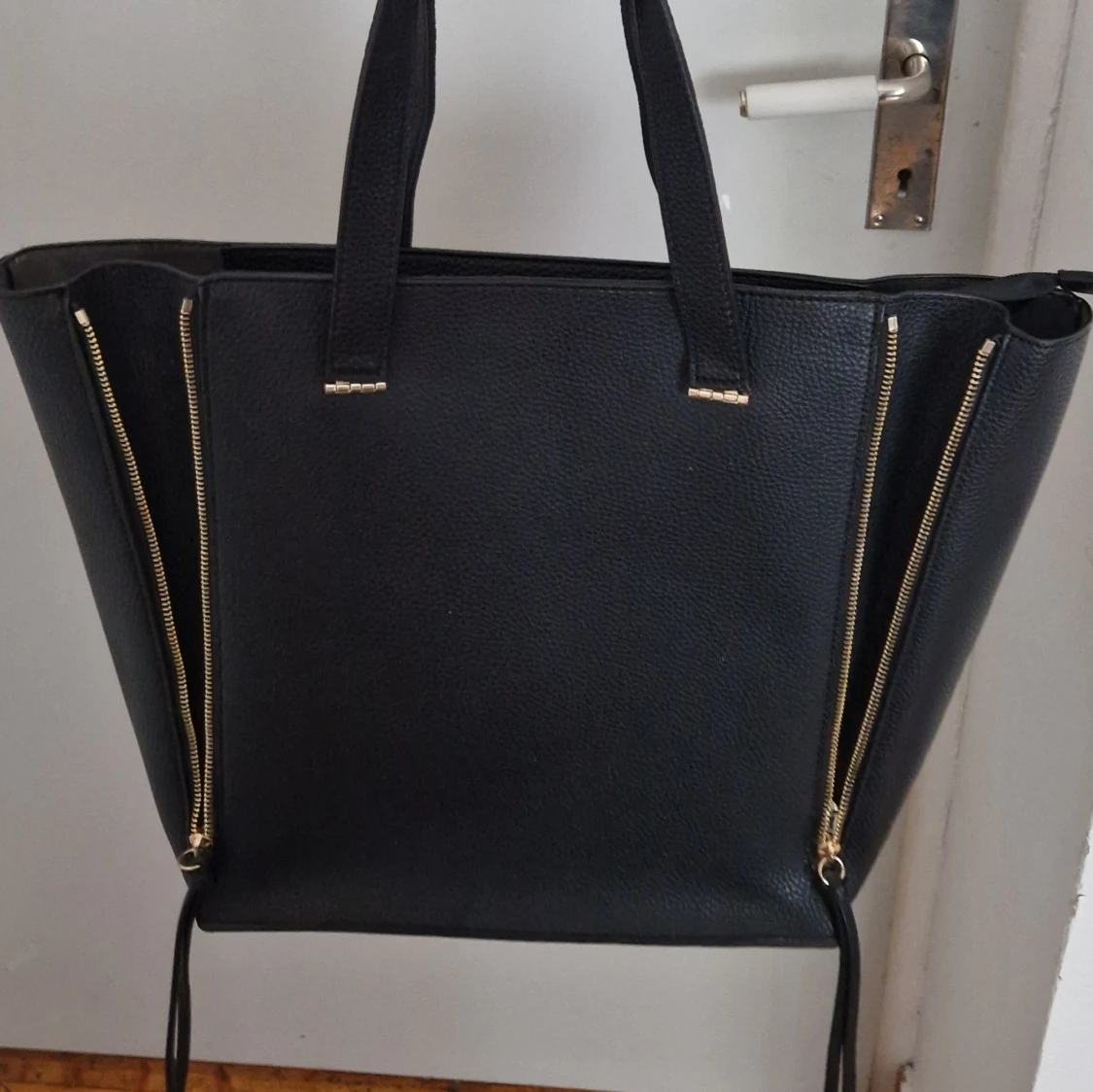 Svart axelväska med dragkedjor - 1