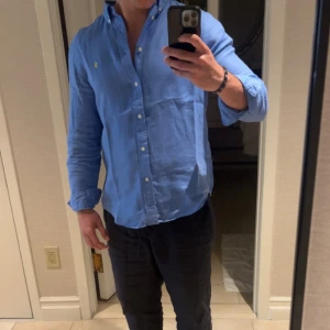 Ralph Lauren Linné skjorta  - Hej, säljer nu min skit snygga linne skjorta. Använd Max 5 ggr.  Mitt pris 700, ny pris 1800kr. Strl 18-20