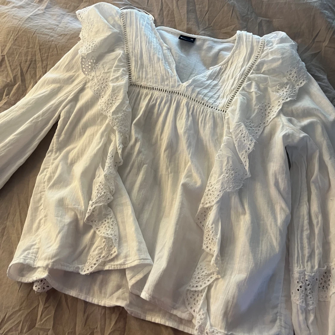 Vit blus med volanger från Gina Tricot