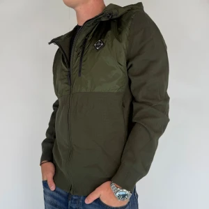 J.Lindeberg Cardigan - Vi säljer nu denna riktigt snygga cardigan i märket J.Lindeberg. Den är i storleken L men passar M/L! Jackan är i gott skick utan defekter, skriv vid frågor och funderingar!