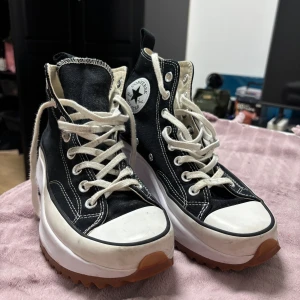 Converse Run Star Hike svart/vit 40 - Säljer ett par Converse Run Star Hike i svart canvas med vita detaljer och grov platåsula. Klassisk hög modell med snörning. 