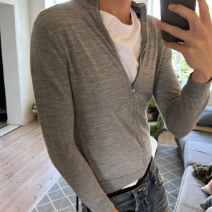 Stickad tröja med dragkedja  - Trendig och stilren. Inga defekter skriv vid fundering ✌️