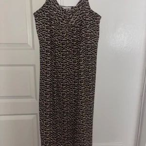 Mönstrad långklänning från H&M XL - Säljer en långklänning från H&M i storlek XL. 