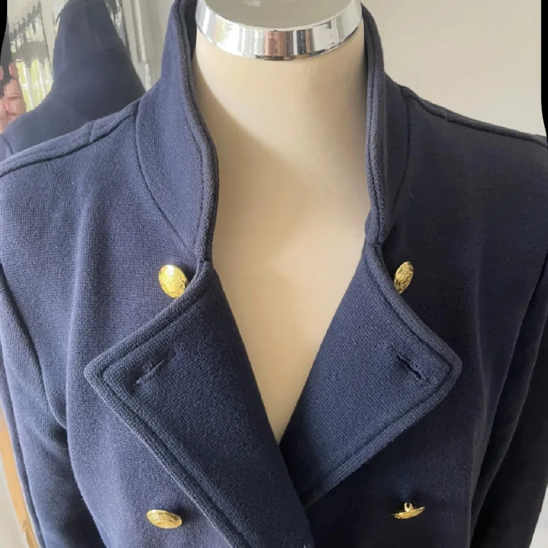 Mörkblå skepparkavaj med guldknappar - 3