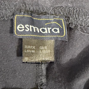 Mörkblå mjukisshorts från Esmara - Mörkblå mjukisshorts från Esmara i storlek L. De har bred resår i midjan och vita snören för justering. Tillverkade i mjukt bomullsmaterial, perfekta för chill eller träning. Klassisk och enkel design utan fickor.