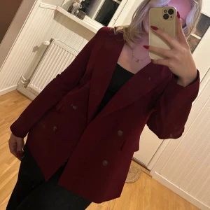 Burgundy Blazer - En supersnygg blazer i burgundy. Otroligt fin nu till hösten, storlek 36 men passar även en 34!💖💖🌸🌸