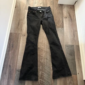Svarta bootcut jeans - Svarta jeans med bootcut-modell och klassisk femficksdesign. Byxorna har en snygg utsvängd passform nertill och är tillverkade i ett mjukt jeanstyg som sitter skönt på kroppen. Perfekta för dig som gillar en retroinspirerad look. (Gina tricot perfect jeans)