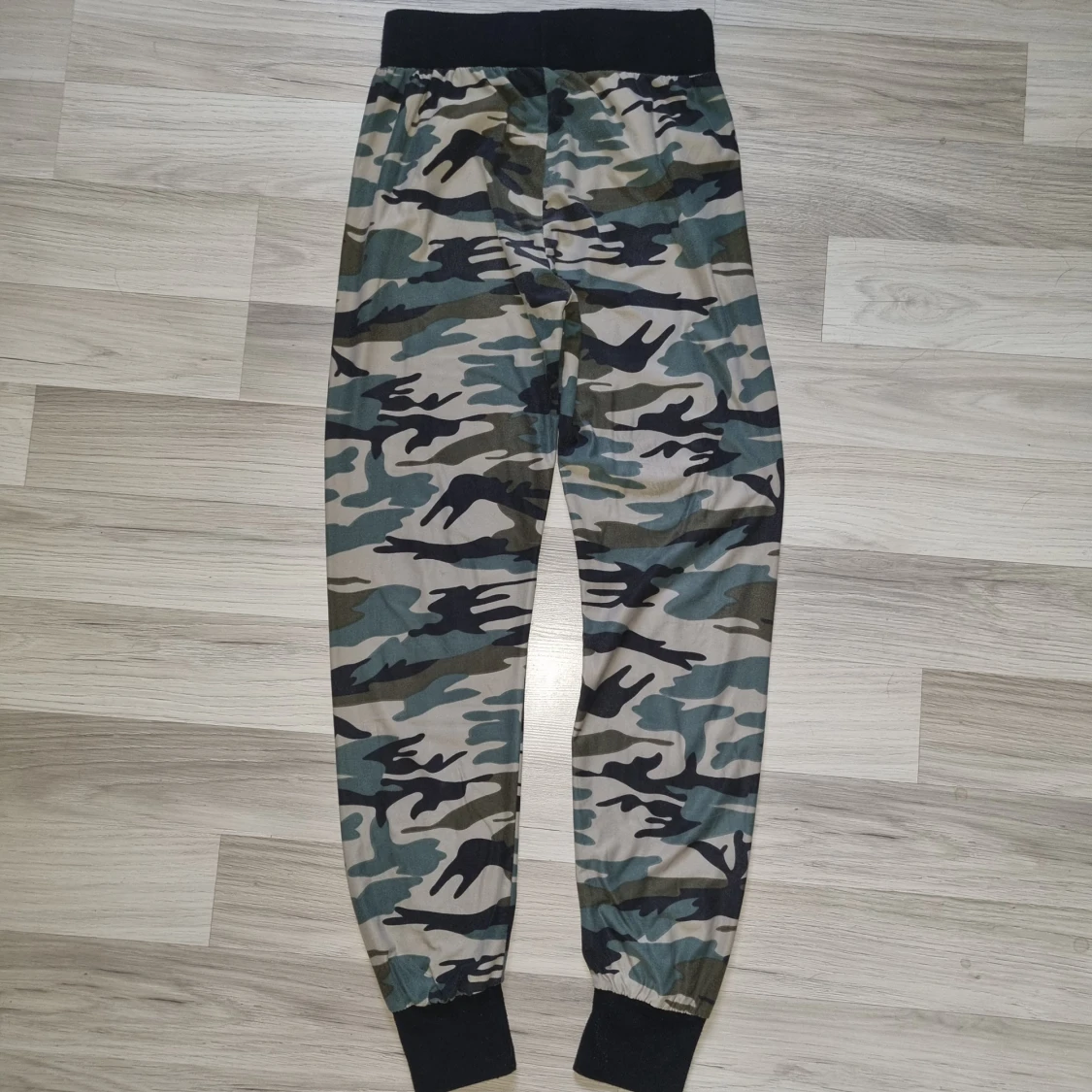 Camo mjukisbyxor med dragkedjor - 1