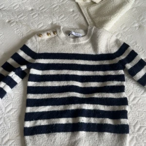 Randig stickad tröja från Zara - säljer min stickad tröja ifrån zara den är i storlek S men skulle säga att den är mer åt xs hållet så ni vet ❤️