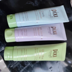 Pixi ansiktsrengöring trio - Tre tuber ansiktsrengöring från Pixi: Clarity Cleanser i ljusblå, Retinol Jasmine Cleanser i ljuslila och Glow Mud Cleanser i ljusgrön. Tuberna är 135 ml och har mjuka plastförpackningar med gröna lock. Perfekt för dig som gillar hudvård och vill testa olika formulas. 250 kr för alla 3